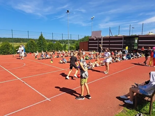 Zabawa drużynowa uczestników kolonii na boisku sportowym