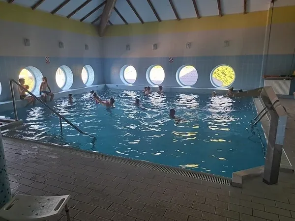 Uczestnicy kolonii korzystają z krytego basenu w ośrodku