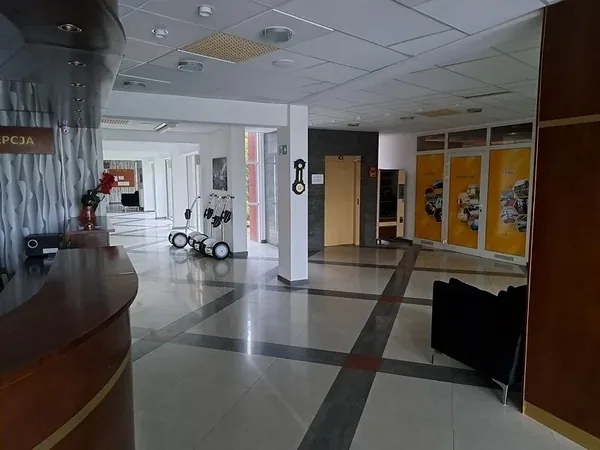 Recepcja i przestronny hol w ośrodku kolonijnym