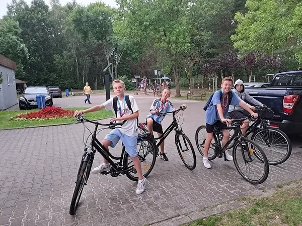 Kolonijna grupa z rowerami przygotowuje się do dalszej jazdy
