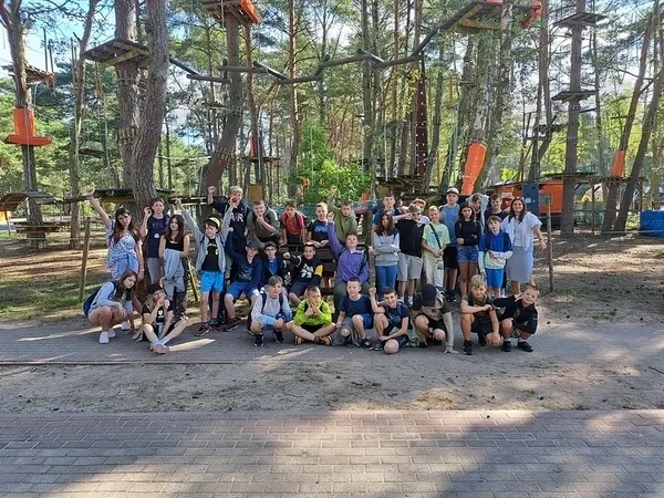 Zdjęcie grupowe kolonistów wśród drzew parku linowego