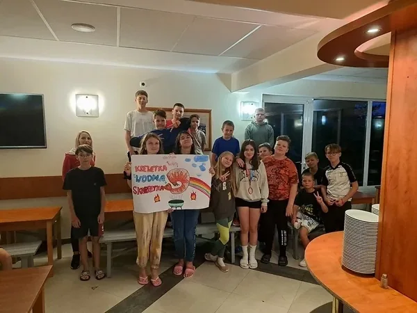 Grupa kolonistów prezentuje własnoręcznie przygotowany plakat