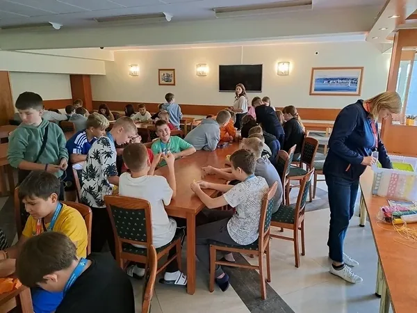 Uczestnicy kolonii i wychowawcy w przestronnej jadalni