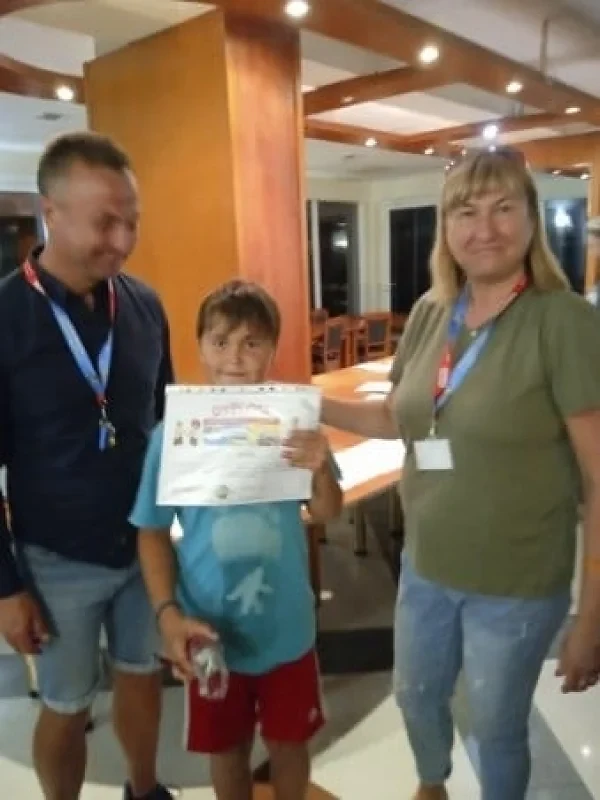 Wręczanie dyplomów uczestnikom podczas zakończenia kolonii