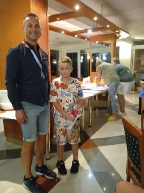 Dzieci z wychowawcą podczas uroczystego zakończenia wyjazdu