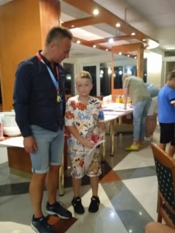 Dzieci z wychowawcą podczas uroczystego zakończenia wyjazdu