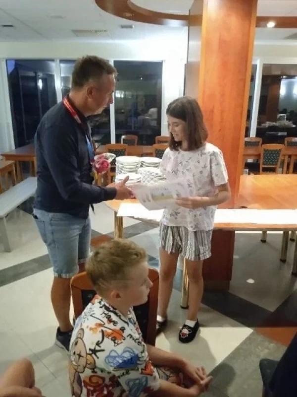 Uczestnicy odbierają dyplomy na zakończenie kolonii
