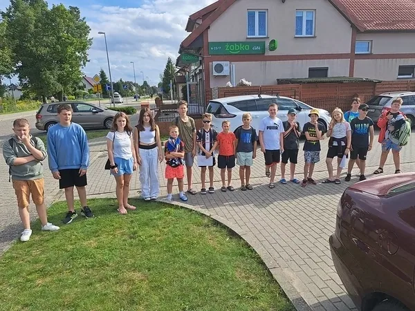 Koloniści podczas grupowego postoju na trasie gry terenowej
