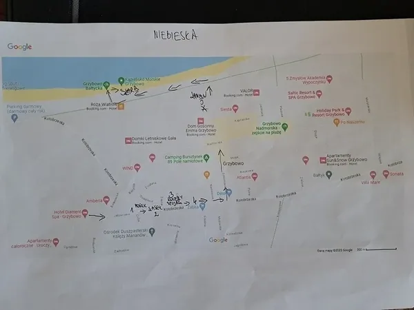 Mapa okolicy służąca uczestnikom zabawy w poszukiwanie skarbów