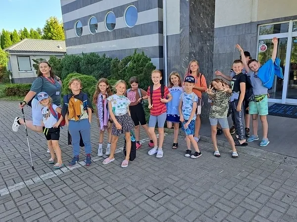 Kolonijna grupa podczas zbiórki przed zabawą w poszukiwanie skarbów