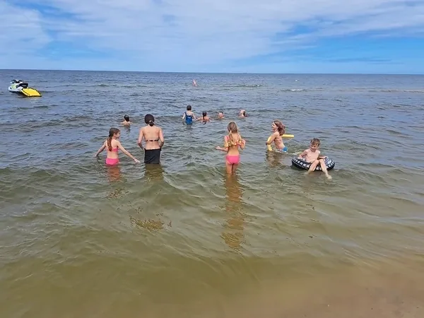 Dzieci spędzają czas w płytkiej morskiej wodzie