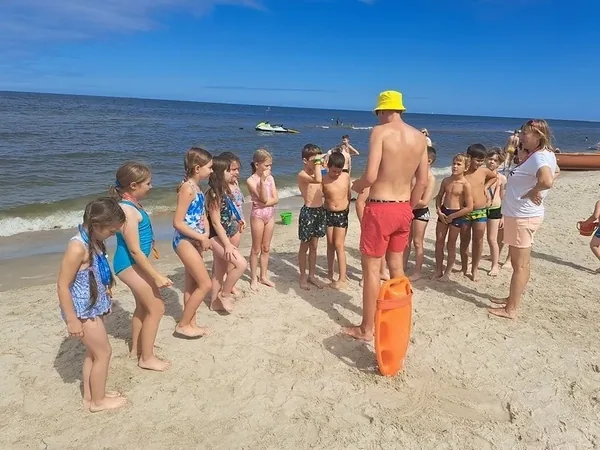 Koloniści i opiekunowie podczas wspólnej zabawy na plaży
