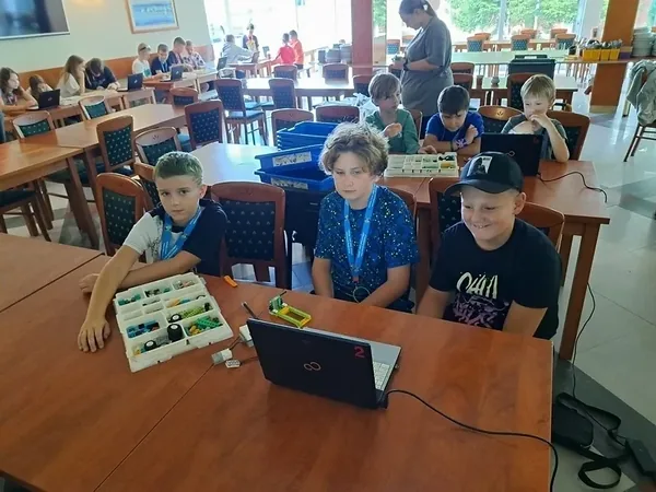 Uczestnicy kolonii poznają programowanie robotów przy wspólnym stole